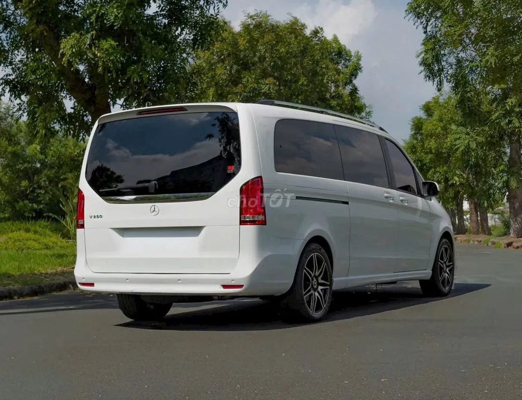 Mercedes-Benz V-Class 2023 photo 3