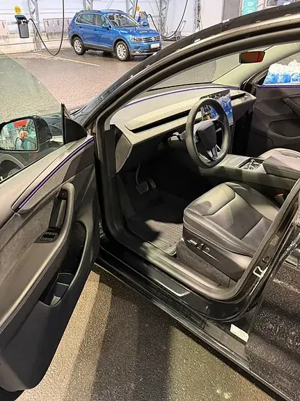Tesla Model Y 2025 photo 4