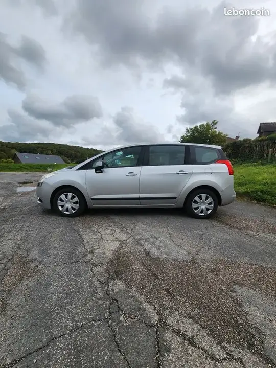 Peugeot 5008 2011 photo 2