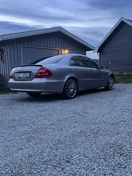 Mercedes-Benz E220 D 2003 photo 2