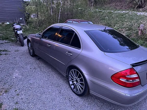Mercedes-Benz E220 D 2003 photo 3