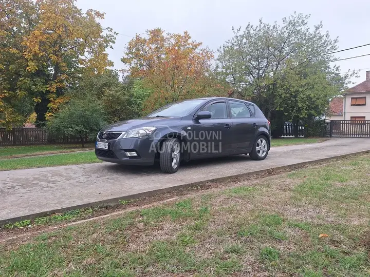 Kia Ceed 2010 photo 3