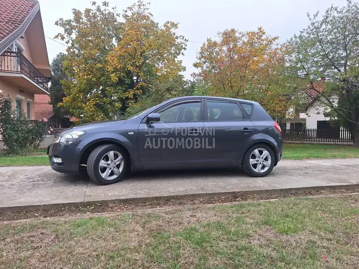 Kia Ceed 2010 photo 4