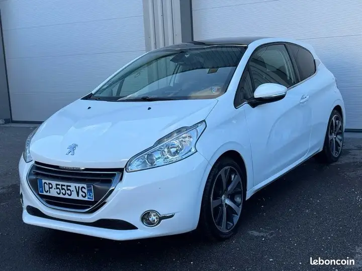 Peugeot 208 2013 photo 2