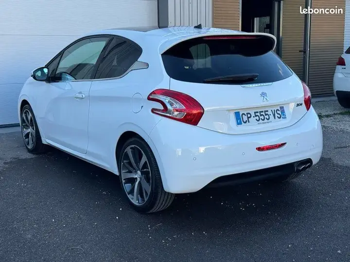 Peugeot 208 2013 photo 3