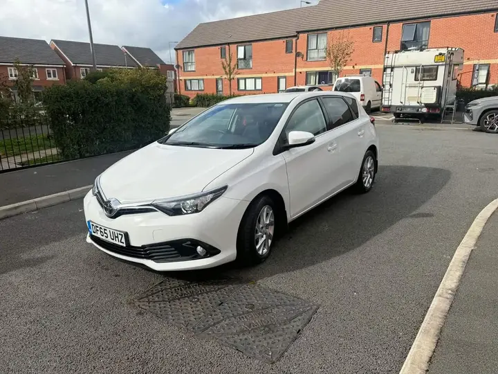 Toyota Auris 2015 photo 2