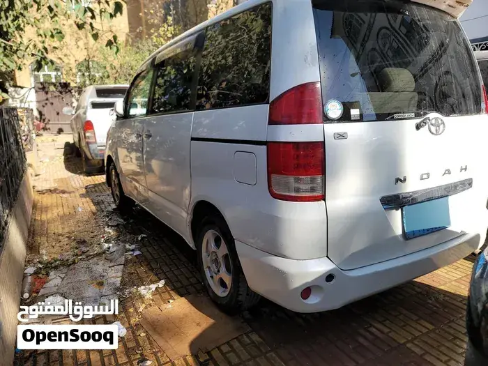 Toyota Voxy 2006 photo 2