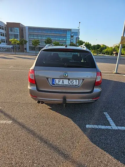 Skoda Superb 2011 photo 5