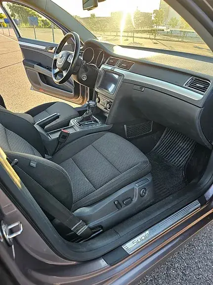 Skoda Superb 2011 photo 2