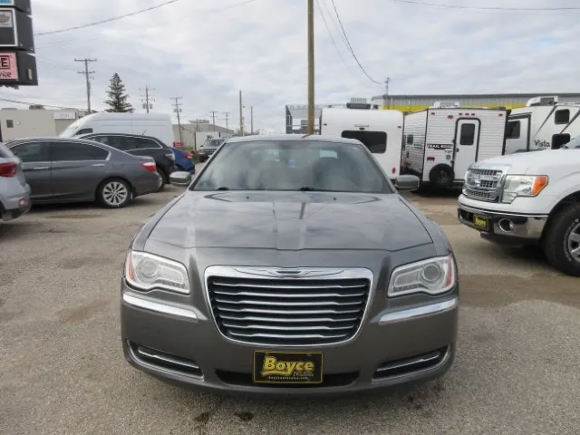 Chrysler 300 2011 photo 2