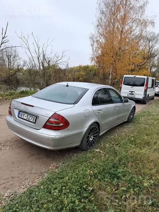 Mercedes-Benz E220 2005 photo 3