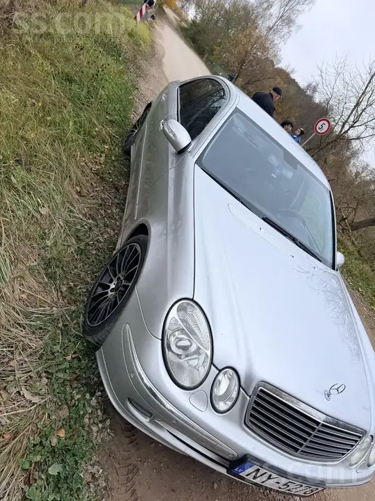 Mercedes-Benz E220 2005 photo 2