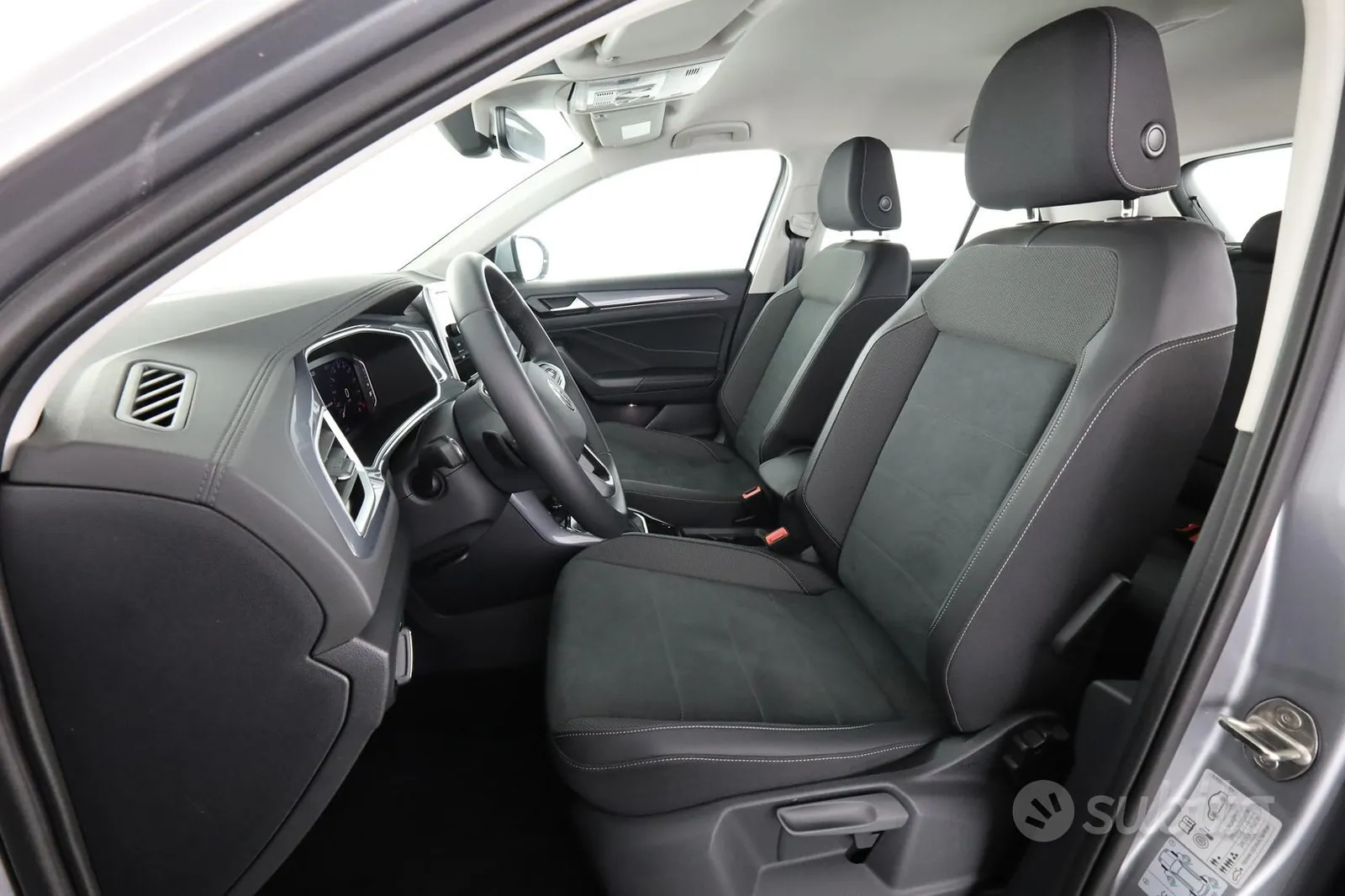 Volkswagen T-Roc 2023 photo 2