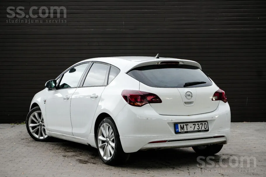 Opel Astra 2012 photo 4