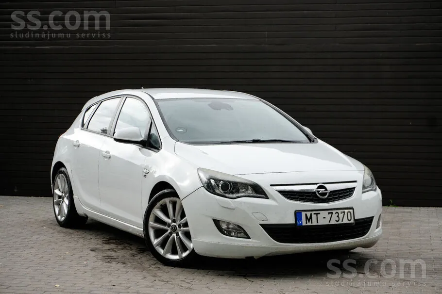 Opel Astra 2012 photo 2