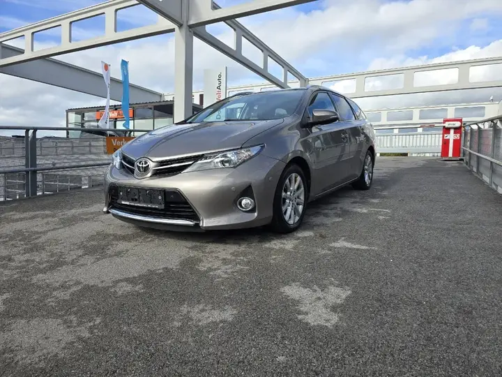 Toyota Auris 2014 photo 2