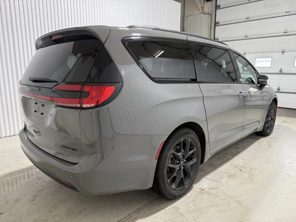 Chrysler Pacifica 2025 photo 2
