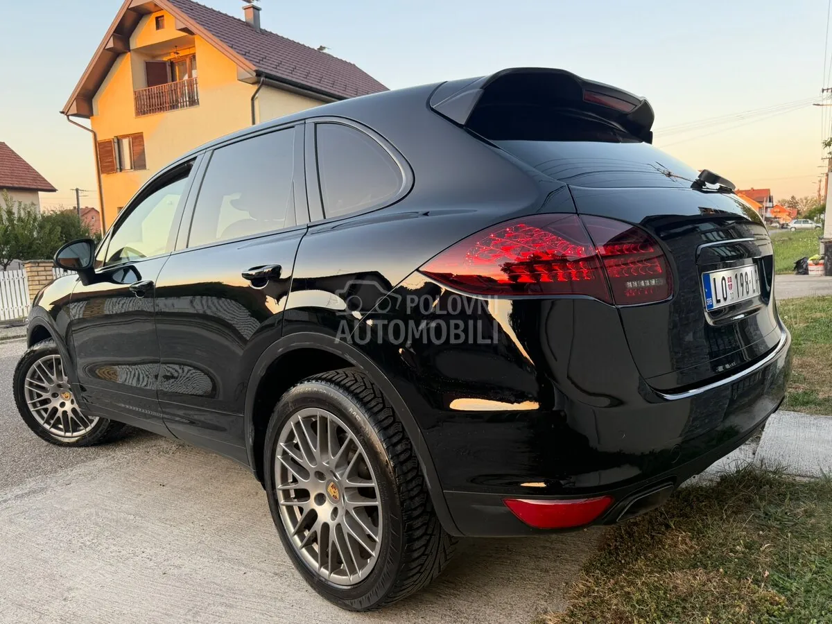 Porsche Cayenne 2012 photo 2