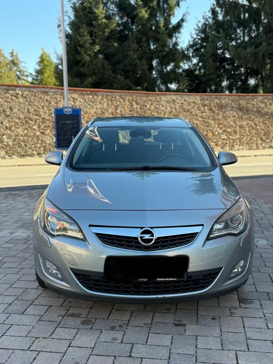 Opel Astra 2011 photo 2