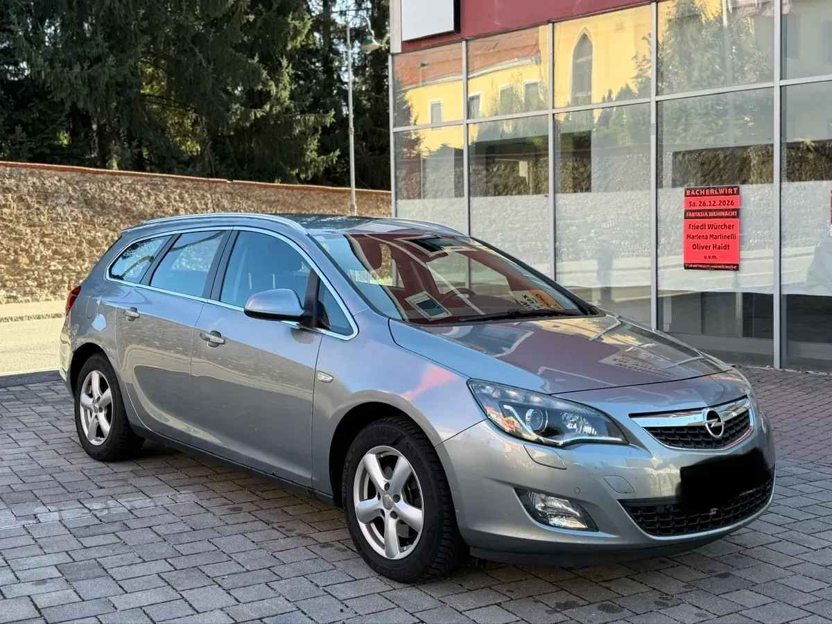 Opel Astra 2011 photo 3