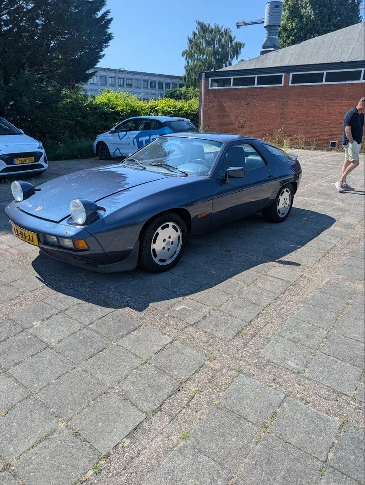 Porsche 928
