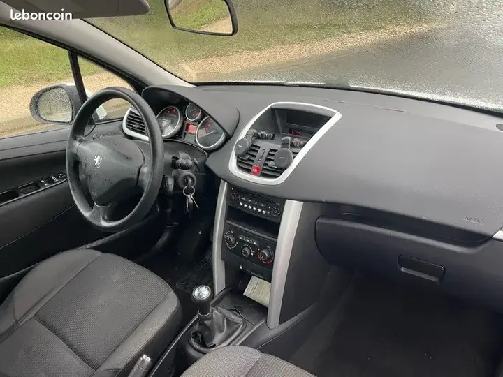 Peugeot 207 2014 photo 3