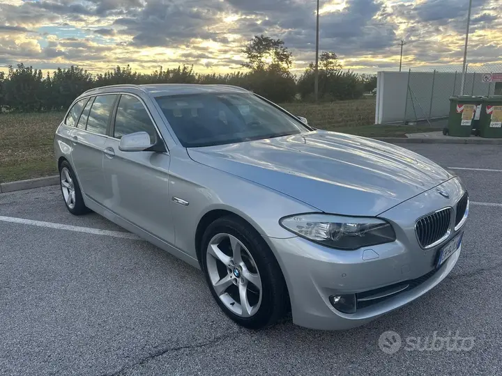 BMW 5 Series 2011 photo 2