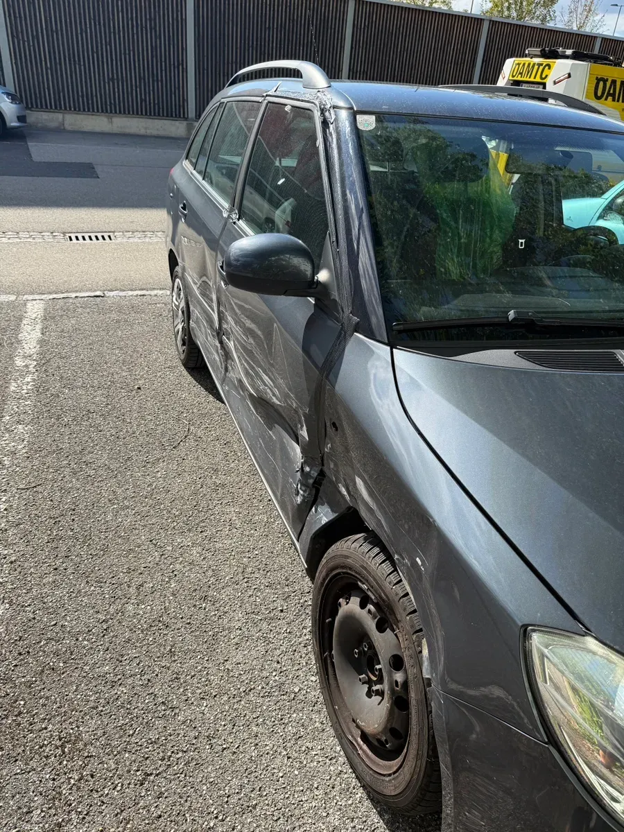 Skoda Fabia 2010 photo 3