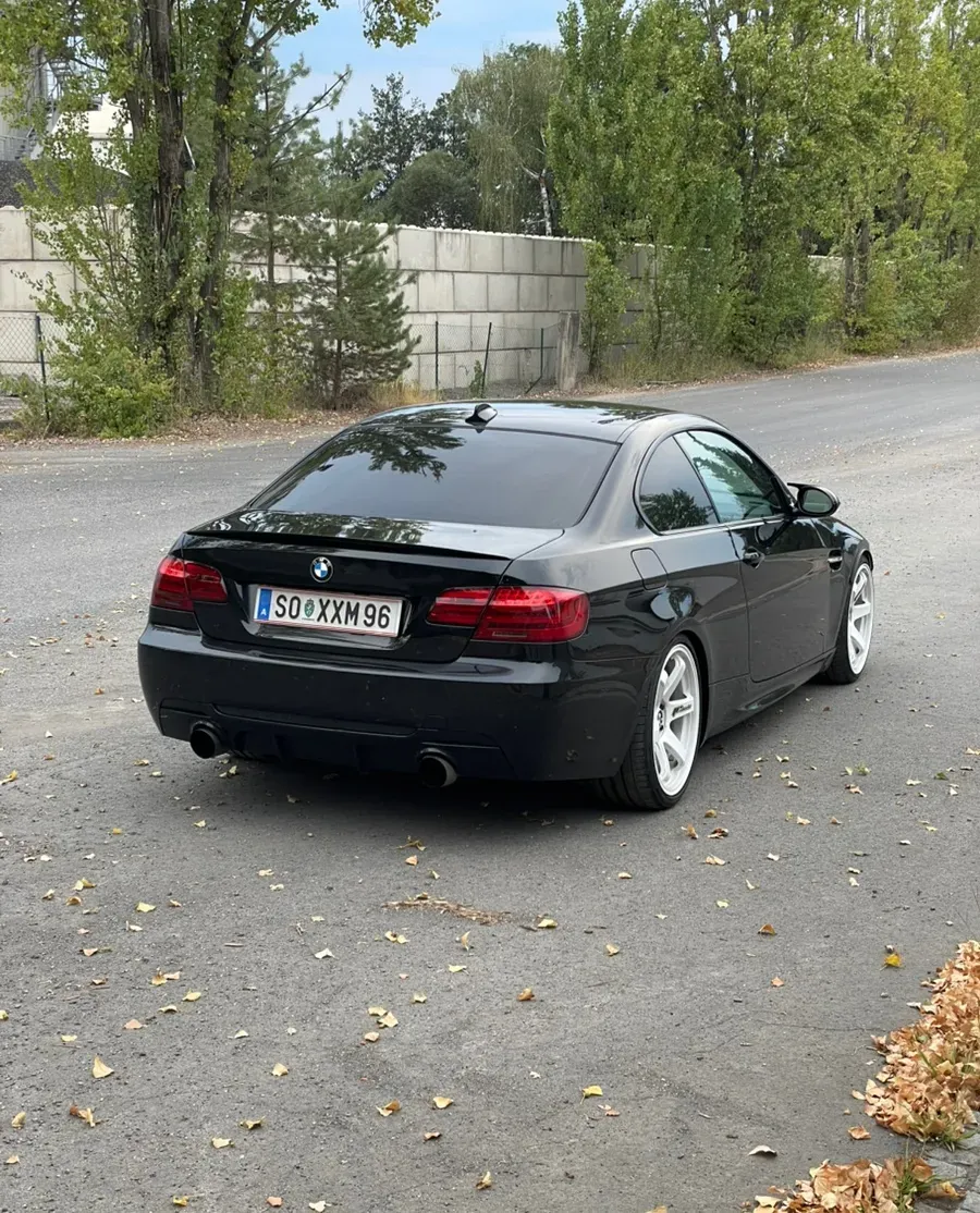 BMW 3 Series 2009 photo 2