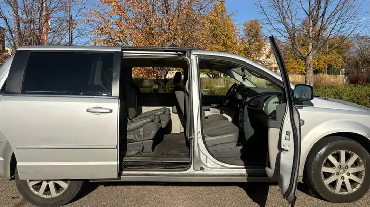 Chrysler Town & Country 2008 photo 3