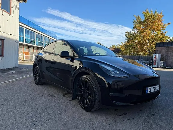 Tesla Model Y 2023 photo 2