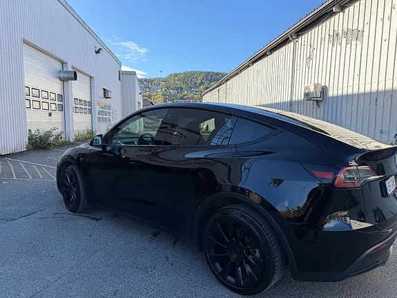 Tesla Model Y 2023 photo 4
