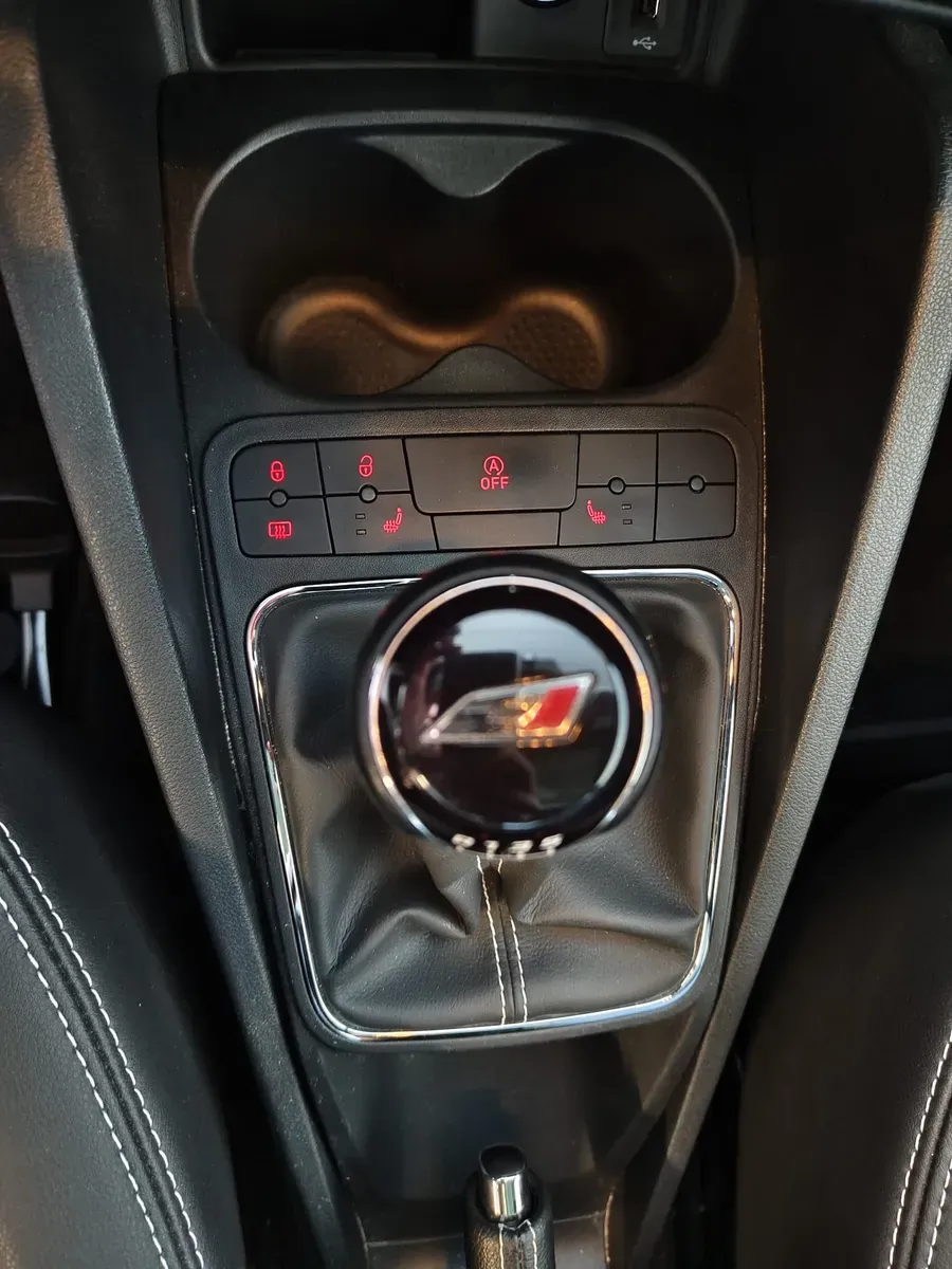 Seat Ibiza 2016 photo 2