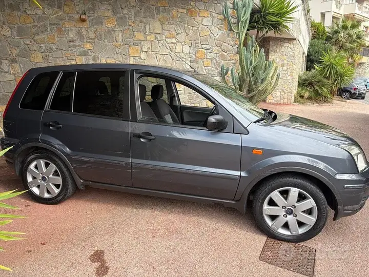 Ford Fusion 2004 photo 2