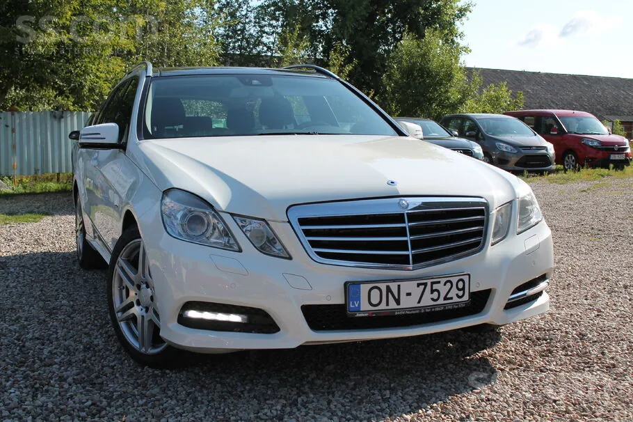 Mercedes-Benz E300 2011 photo 2