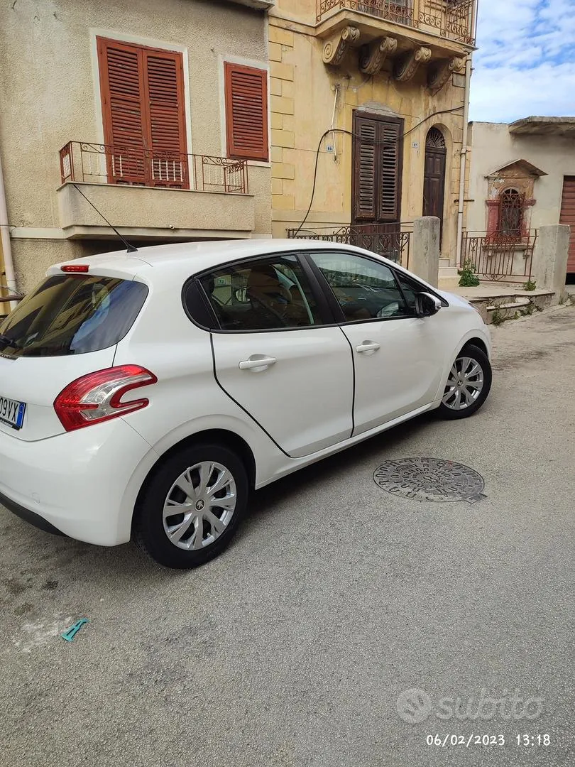 Peugeot 208 2015 photo 2