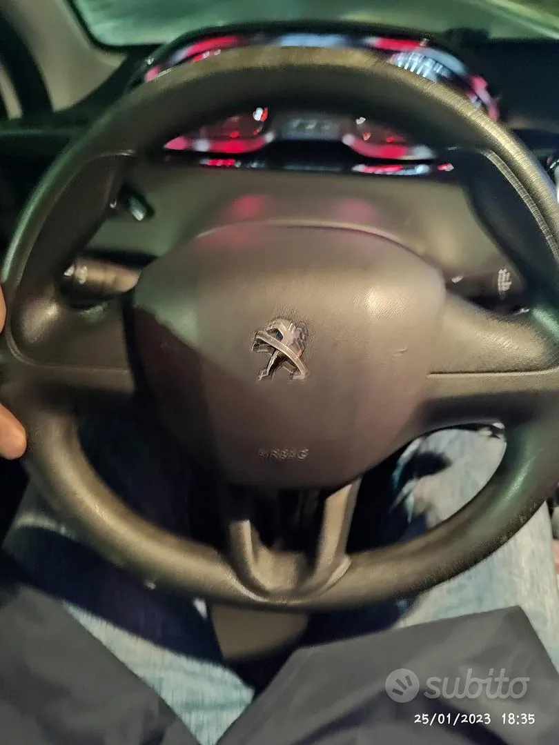 Peugeot 208 2015 photo 4