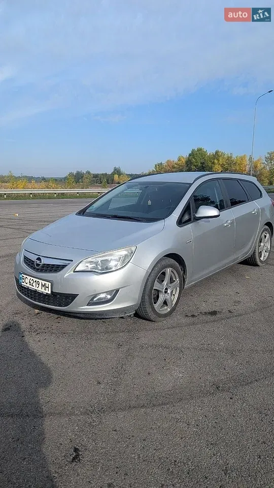 Opel Astra 2012 photo 2