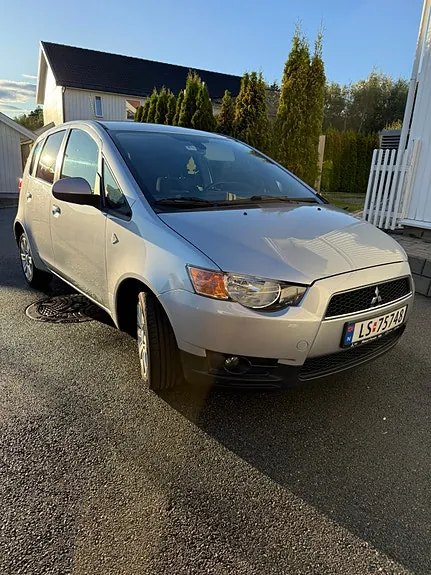 Mitsubishi Colt 2011 photo 2