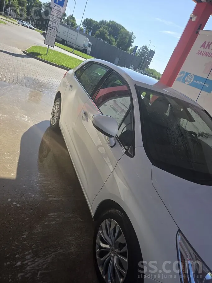Citroen C4 2012 photo 2
