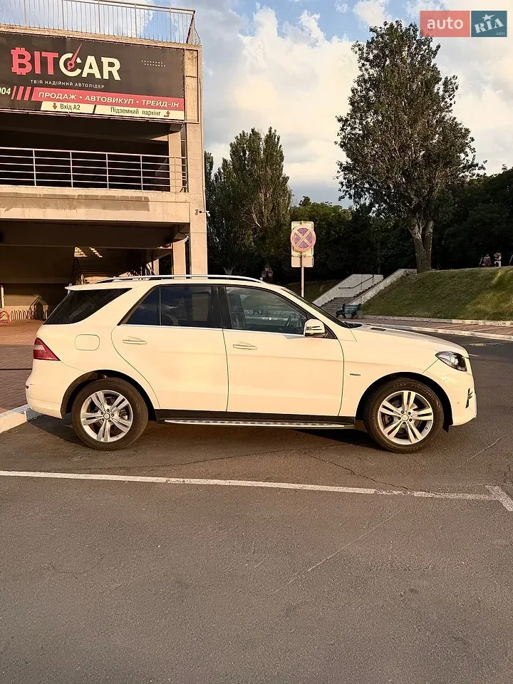 Mercedes-Benz M-Class 2012 photo 2