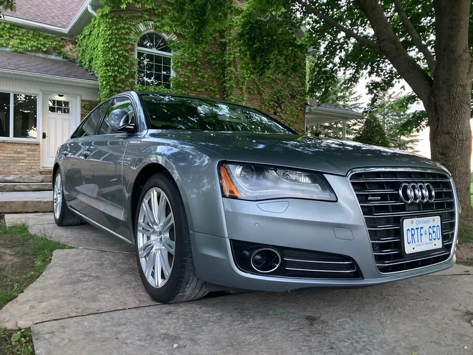 Audi A8 2011 photo 2