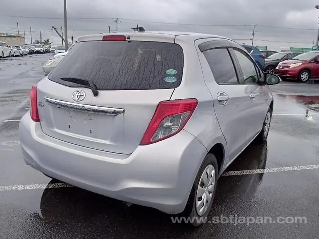 Toyota Vitz 2013 photo 4