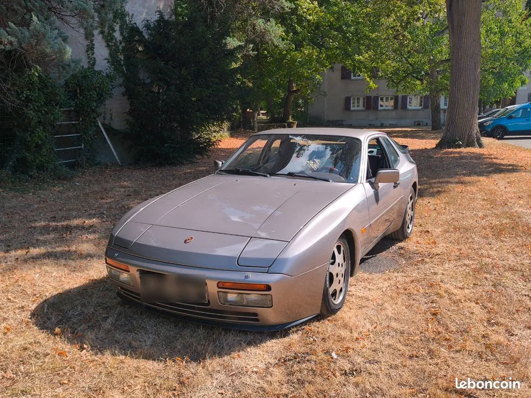 Porsche 944