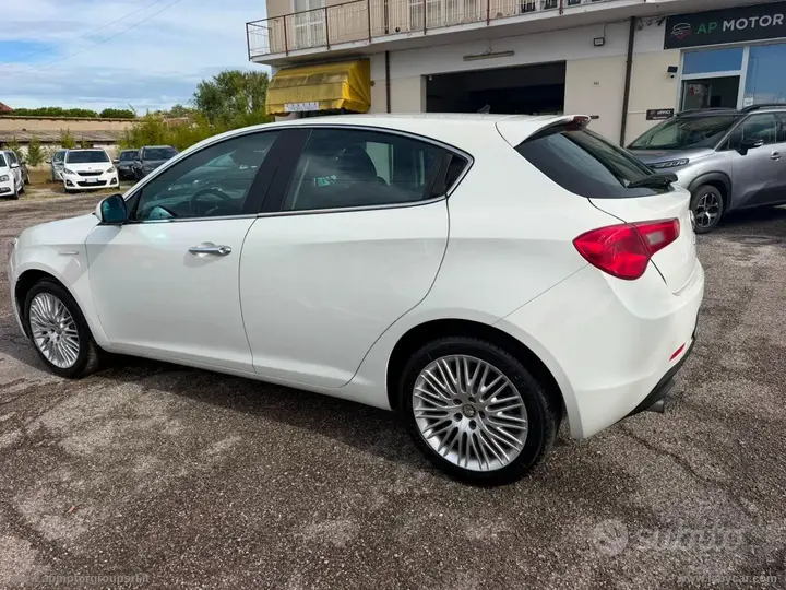 Alfa Romeo Giulietta 2012 photo 2