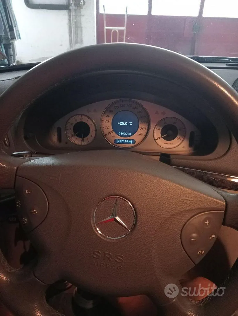Mercedes-Benz E320 2004 photo 3