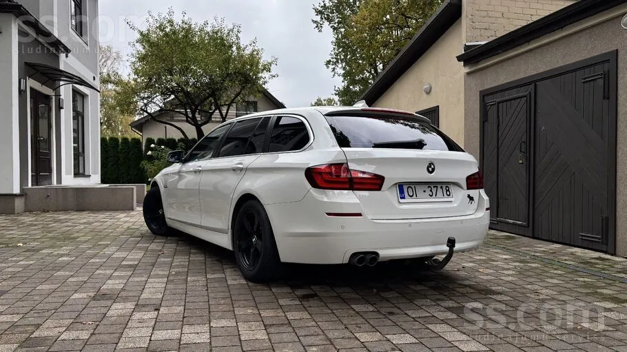 BMW 520D Touring 2012 photo 2