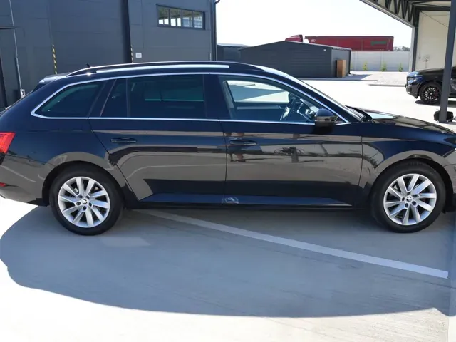 Skoda Superb Combi 2022 photo 3
