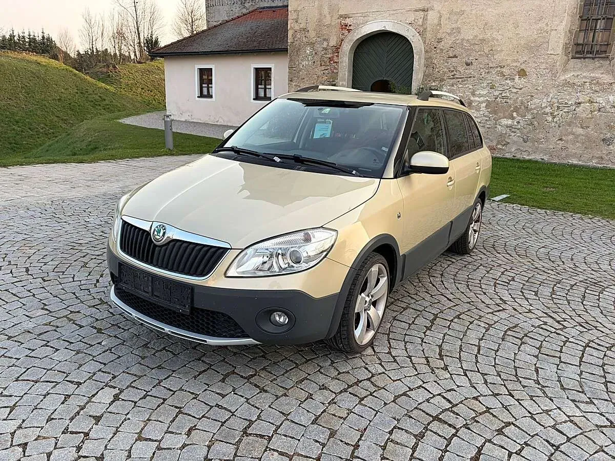 Skoda Fabia 2011 photo 2