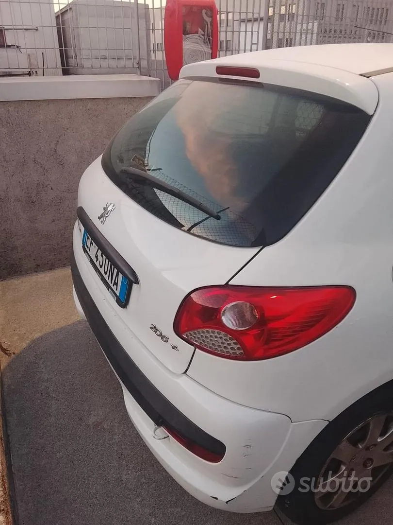 Peugeot 206 2011 photo 2